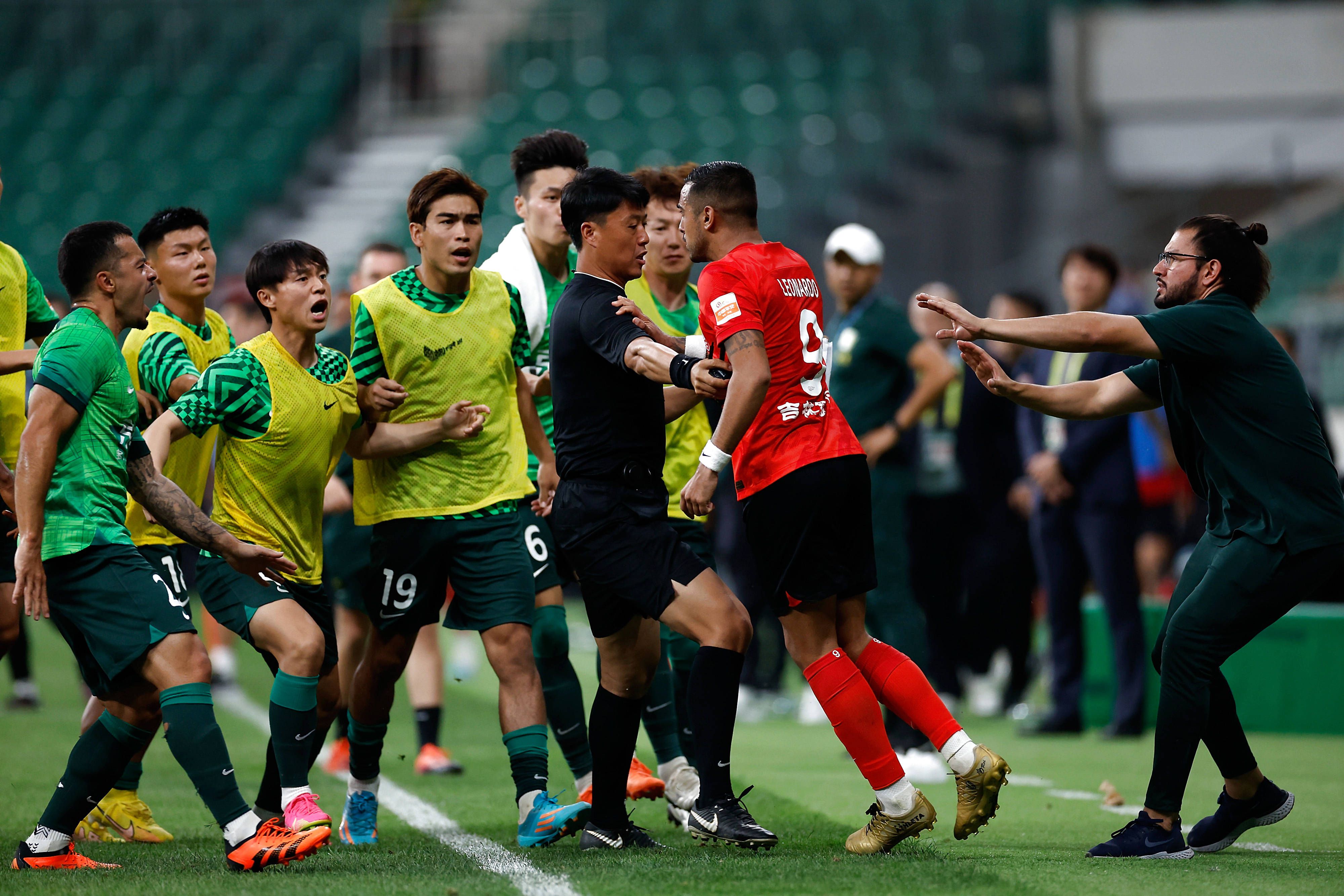 全场比赛结束 ，那不勒斯2-1亚特兰大！